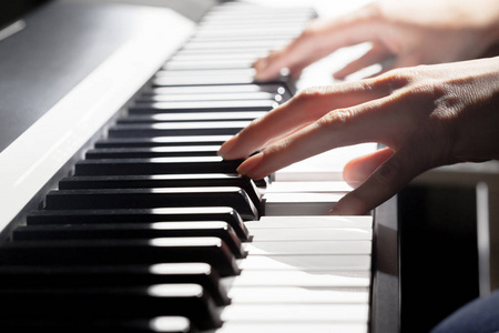 人彈鋼琴。特寫